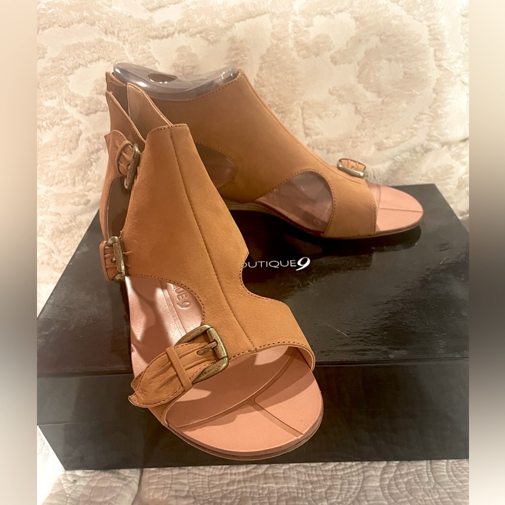 Boutique9 TGIANNA natural nubuck open toe ankle bootie shoetie sandals 8 NIB